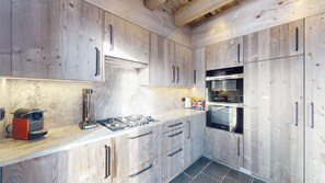 Fridge, microwave, oven, dishwasher - Ecureuil noir COSY & QUIET chalet 10 personnes (Vex)