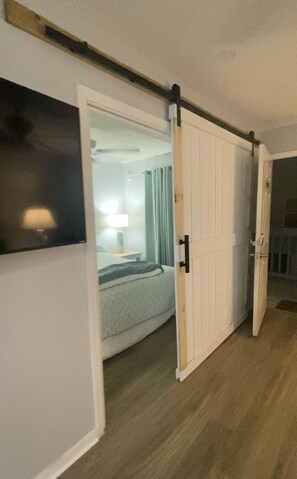 Room - Newly remodeled Gulf Shores condo, just few mins to beach. (Gulf Shores)