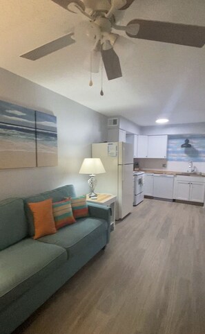 Living area - Newly remodeled Gulf Shores condo, just few mins to beach. (Gulf Shores)