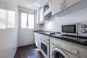 Kjøleskap, mikrobølgeovn, ovn og kaffetrakter/tekoker