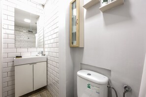 Douche, sèche-cheveux, serviettes fournies