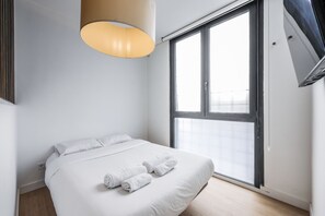 Iron/ironing board, free WiFi, bed sheets - apartamento en lavapies de alquiler temporal (Madrid)