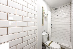 Shower, hair dryer, towels - apartamento en lavapies de alquiler temporal (Madrid)
