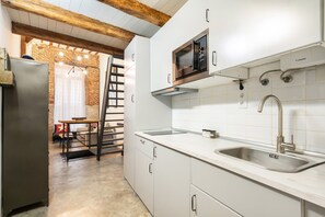 Réfrigérateur, micro-ondes, four, plaque de cuisson