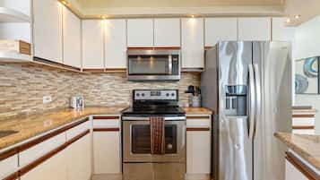 Réfrigérateur, micro-ondes, four, plaque de cuisson