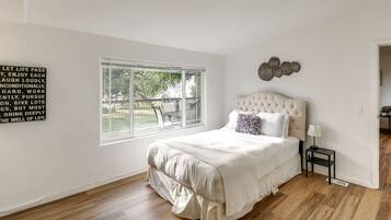 3 bedrooms, desk, iron/ironing board, travel crib