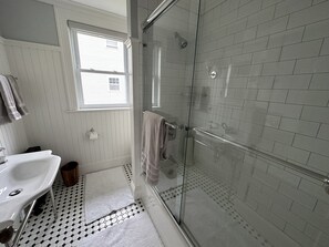 Haartrockner, Handtücher, Seife, Shampoo