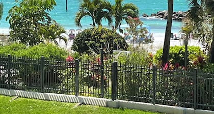 BEACHFRONT 2 BEDROOM!
SUMMER SALE! Great Views! Walk to beach & restaurants!