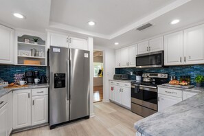 Frigorifero, microonde, forno, piano cottura