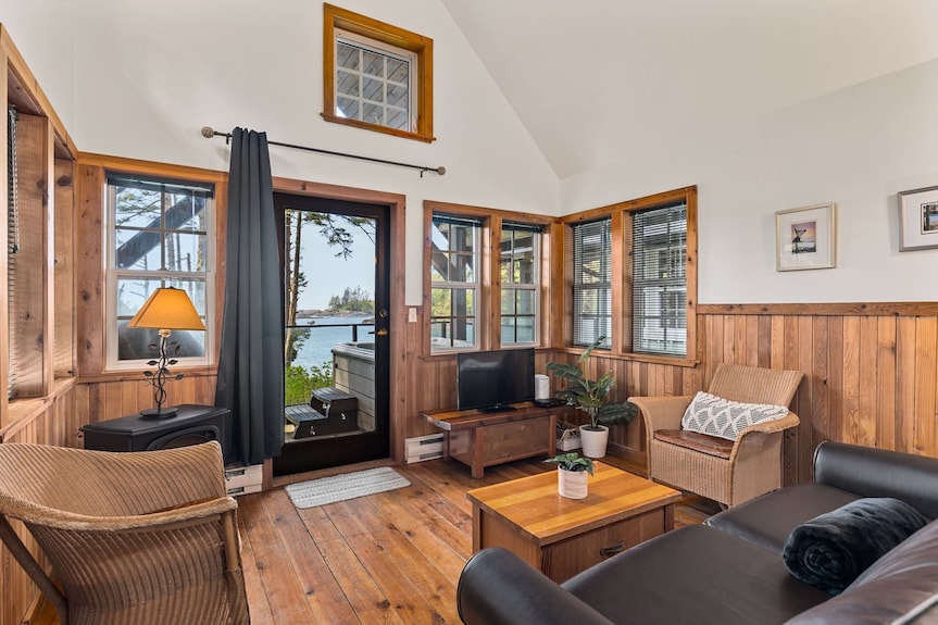 Private Hot Tub! Beachfront Cabin With Views! Morning Mist - Ucluelet