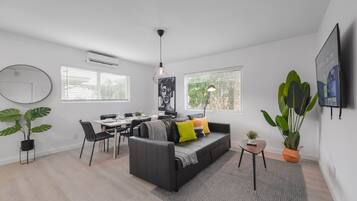 Standard Apartment | Living room | 38-inch flat-screen TV with cable channels, TV