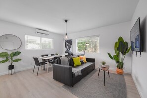 Standard Apartment | Living room | 38-inch flat-screen TV with cable channels, TV - Zen Apartment 2BR near the Beach (Miami)