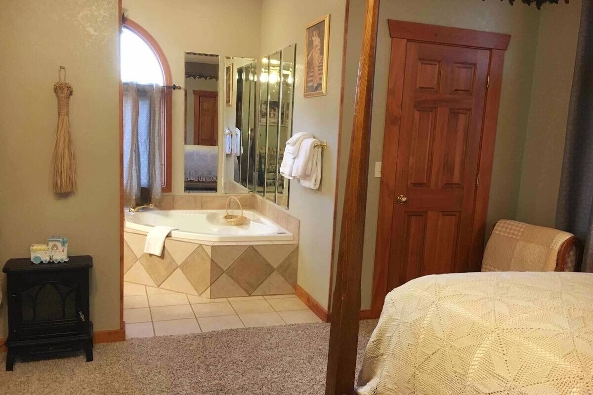 3 soverom, skrivebord, strykejern/-brett og reiseseng for barn