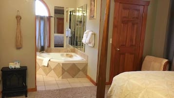 3 soverom, skrivebord, strykejern/-brett og reiseseng for barn