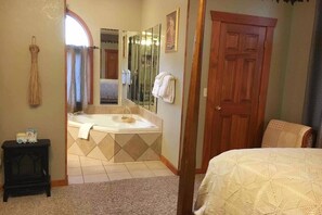 3 soverom, skrivebord, strykejern/-brett og reiseseng for barn