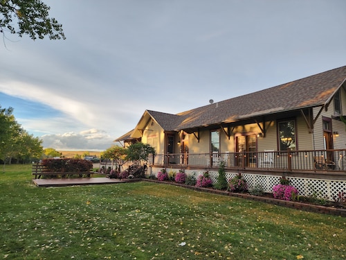 Little R&R, Entire Farmhouse, Historical 1908 Train Station