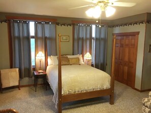 3 bedrooms, desk, iron/ironing board, travel cot