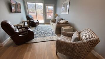 Smart TV, fireplace, books