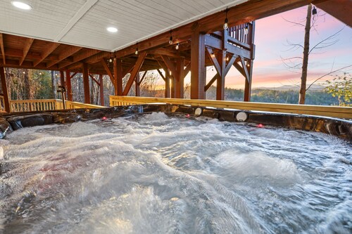 Mountain view cabin near Ellijay w/ hot tub!
