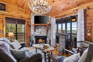 TV, fireplace - Mountain view cabin near Ellijay w/ hot tub! (Gilmer County)
