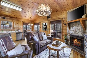 TV, fireplace - Mountain view cabin near Ellijay w/ hot tub! (Gilmer County)