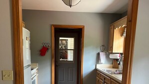 Una cucina con mobili in legno, un frigorifero e una finestra con vista.