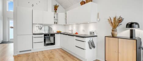 Réfrigérateur, surface de cuisson, lave-vaisselle, cafetiÚre-théiÚre