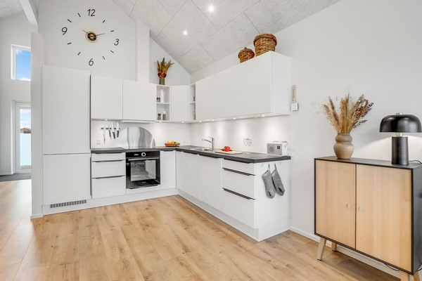 Køleskab, kogeplade, opvaskemaskine, kaffe-/temaskine