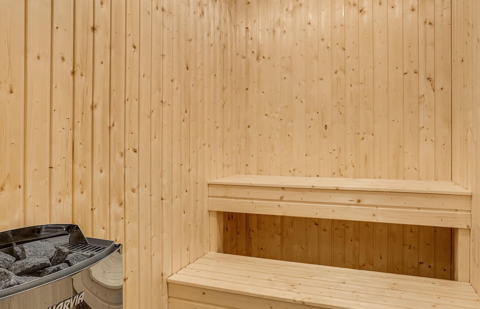Ein Saunaraum mit Holzwänden und Bänken.