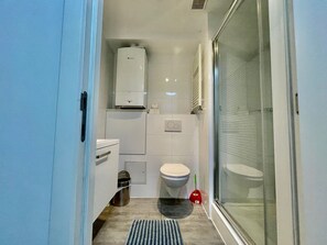 Apartamento, 1 habitación | Baño | Ducha, artículos de higiene personal gratuitos y secador de pelo