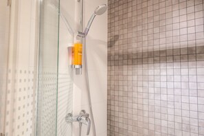 Dusche, kostenlose Toilettenartikel, Haartrockner, Handtücher