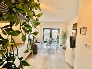 Apartment, 1 Schlafzimmer | Wohnzimmer | 45-Zoll-Flachbildfernseher mit Digitalempfang