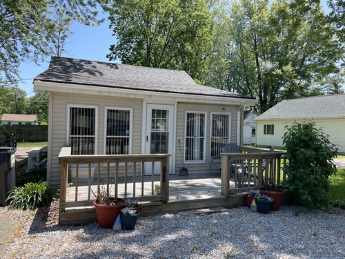 SPRING GETAWAY! Comfortable 2BR cozy cottage just a few steps from Sandusky Bay!