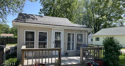 SPRING GETAWAY! Comfortable 2BR cozy cottage just a few steps from Sandusky Bay!