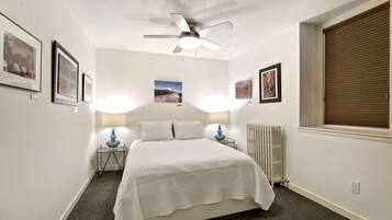 6 bedrooms, desk, iron/ironing board, travel crib