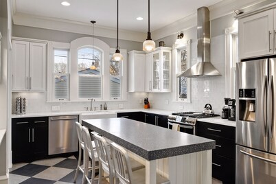 Charming St Paul Retreat Steps from Summit & Grand