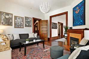 Smart TV, chimenea y libros 