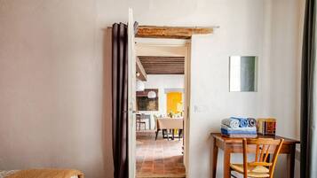 3 slaapkamers, een bureau, reisbedje, beddengoed