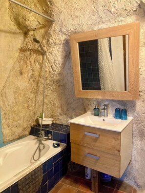 Hair dryer, towels, soap, shampoo - Lodging in the heart of the Vercors (Pont-en-Royans)
