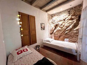 3 bedrooms, desk, travel cot, bed sheets