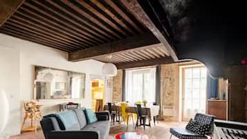 Televisie, een open haard en boeken