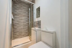 Douche, serviettes fournies, papier toilette