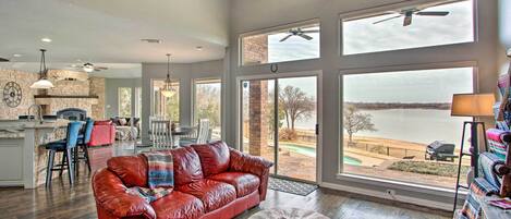 Télévision, cheminée, jeux vidéo, livres