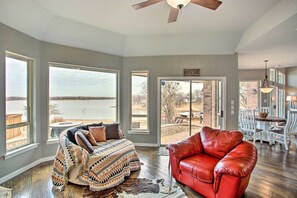 تلفزيون، مدفأة، ألعاب فيديو، كُتُب