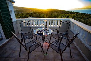 Outdoor dining - Holiday house with heated pool,  for a peaceful and pleasant rest (Pucišca)