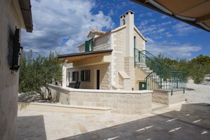 Exterior - Holiday house with heated pool,  for a peaceful and pleasant rest (Pucišca)