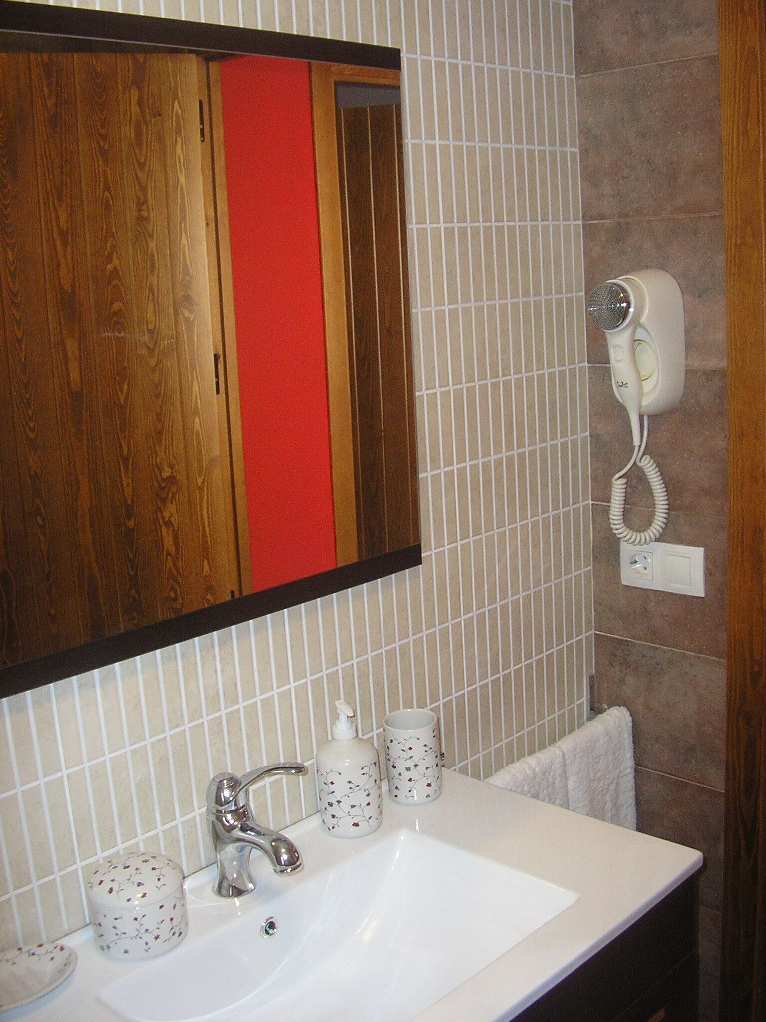 Douche, sèche-cheveux, bidet, serviettes fournies