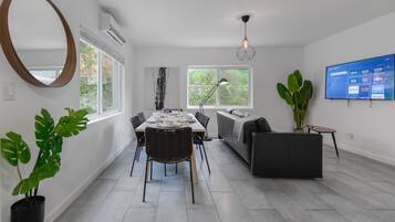 Standard Apartment | In-room dining