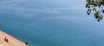 28 North Extended Stay Suites!! pickleball, hot tubs and game room + pool tables