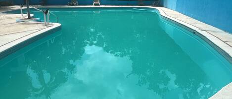 حمّام سباحة خارجي، حمّام سباحة مُدفَّأ